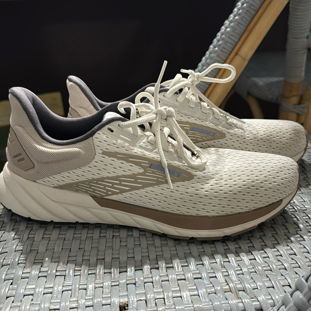 Brooks anthem 6 shoes size 9.5.